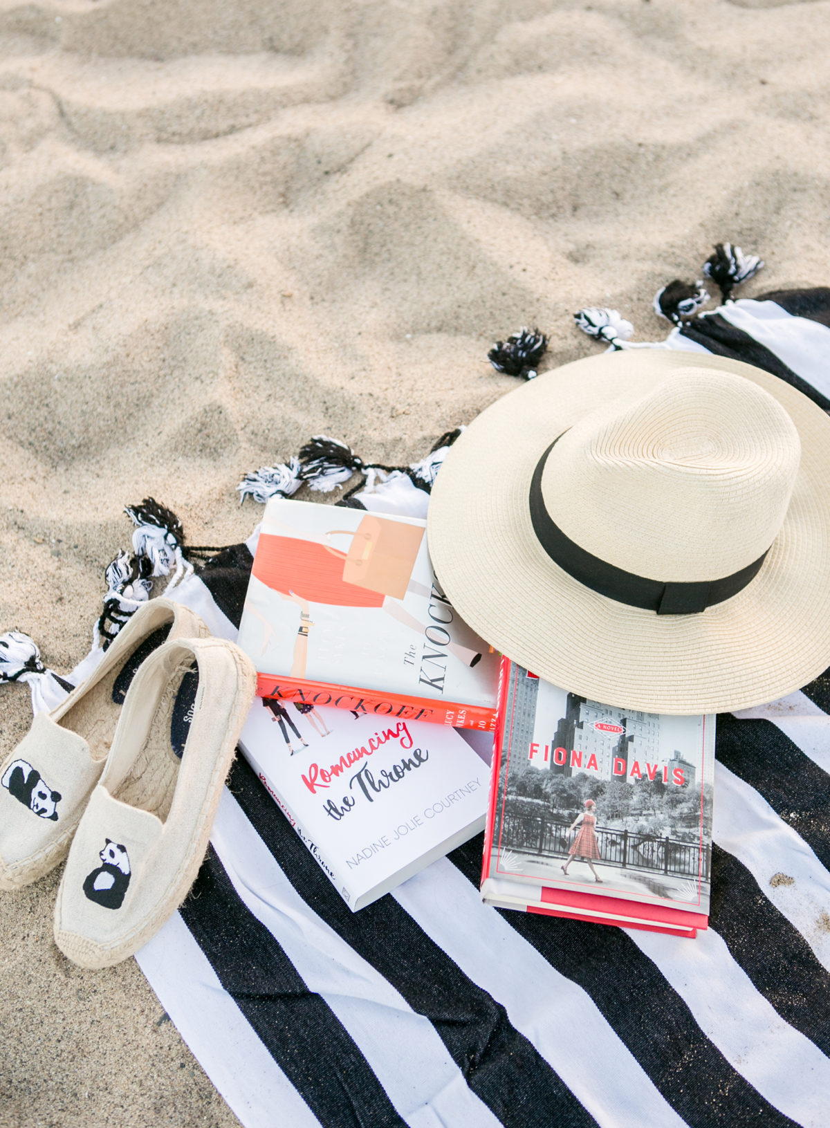 5 Best Beach Reads for Summer 2017 - Sydne Style